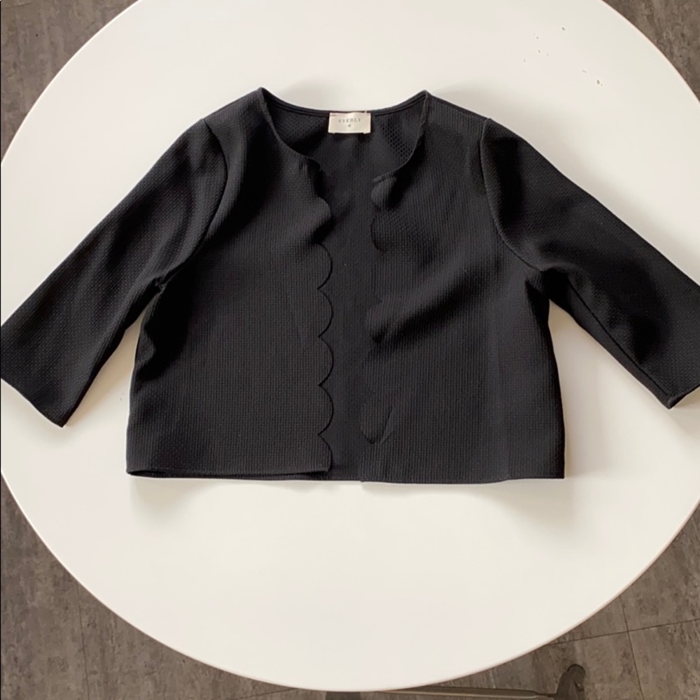 Polyester scalloped cardigan - no closure/buttons